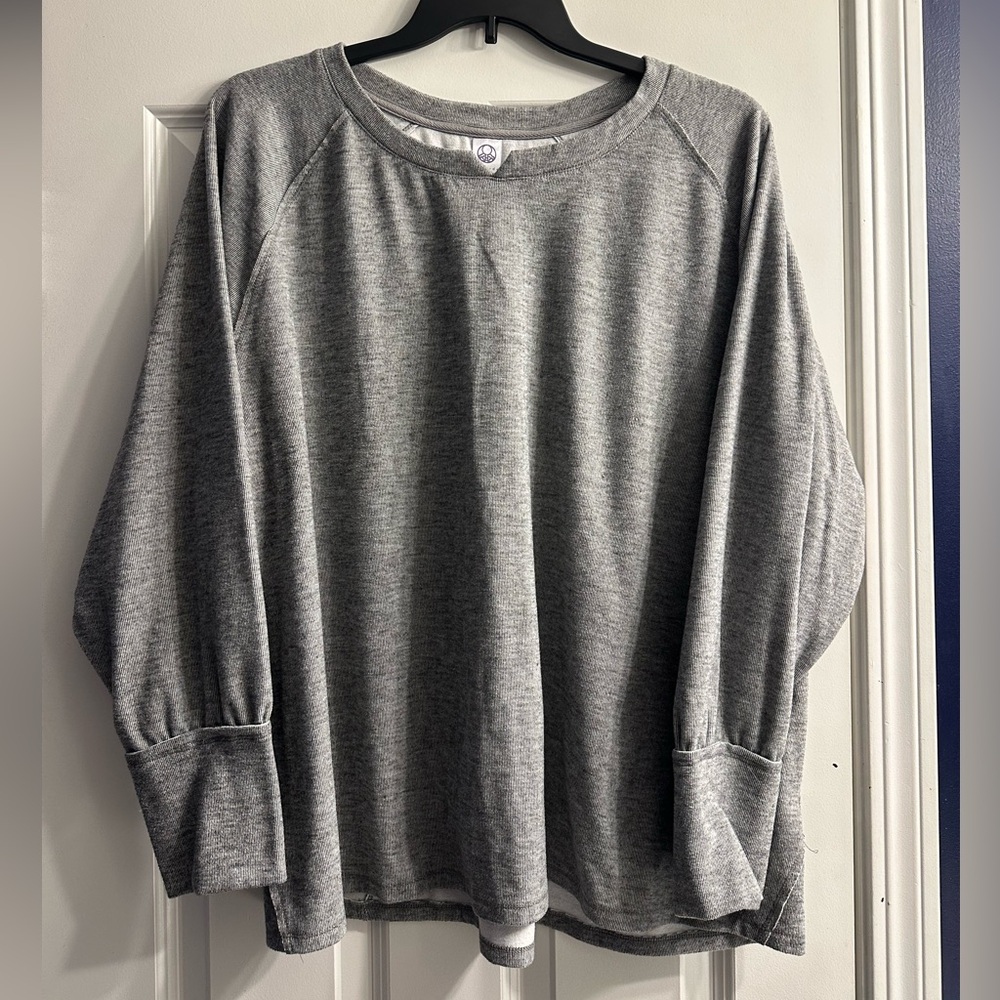 Te Verde Gray Women's Top